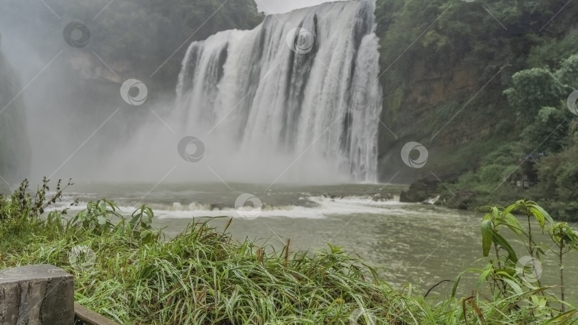 Скачать Красивый тропический водопад. фотосток Ozero