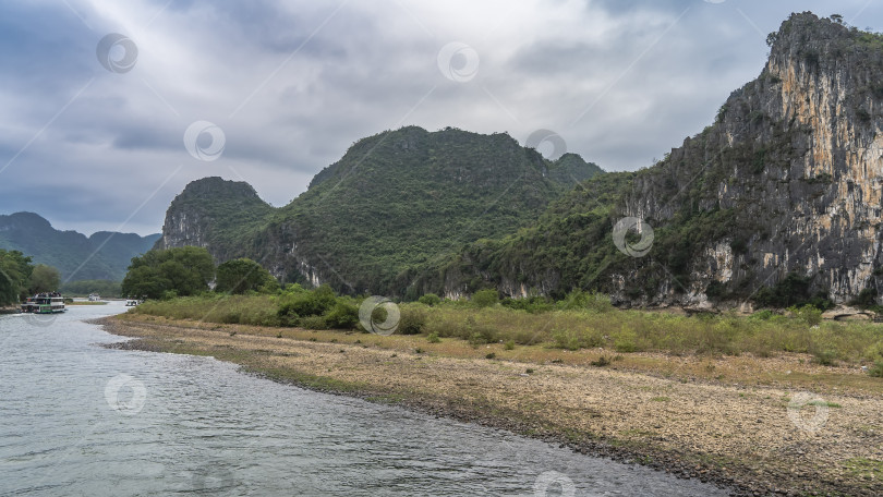 Скачать По живописной реке плывут туристические теплоходы. фотосток Ozero