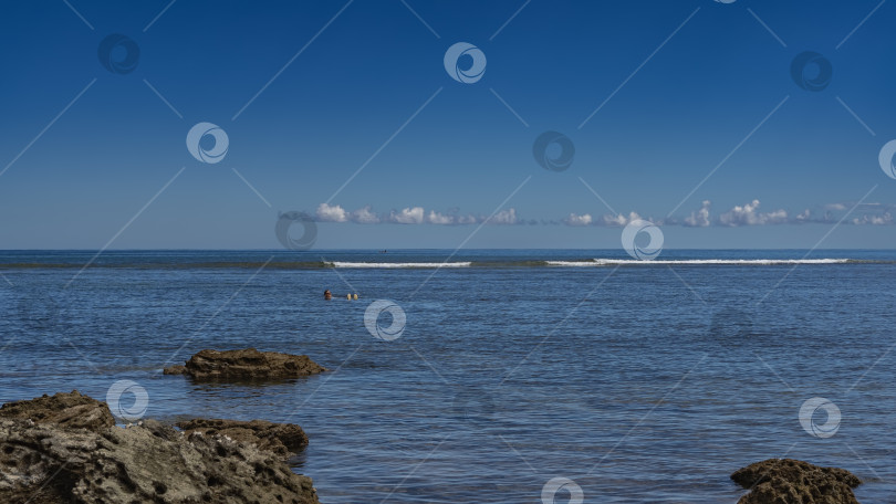 Скачать Человек плавает на спине в голубом океане. фотосток Ozero
