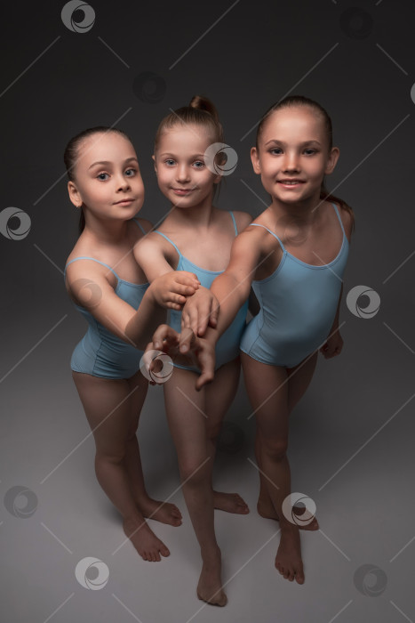 Скачать Три девочки в купальниках фотосток Ozero