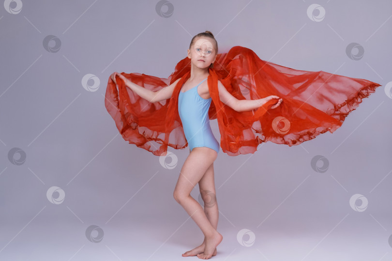 Скачать Девочка гимнастка в красной ткани фотосток Ozero