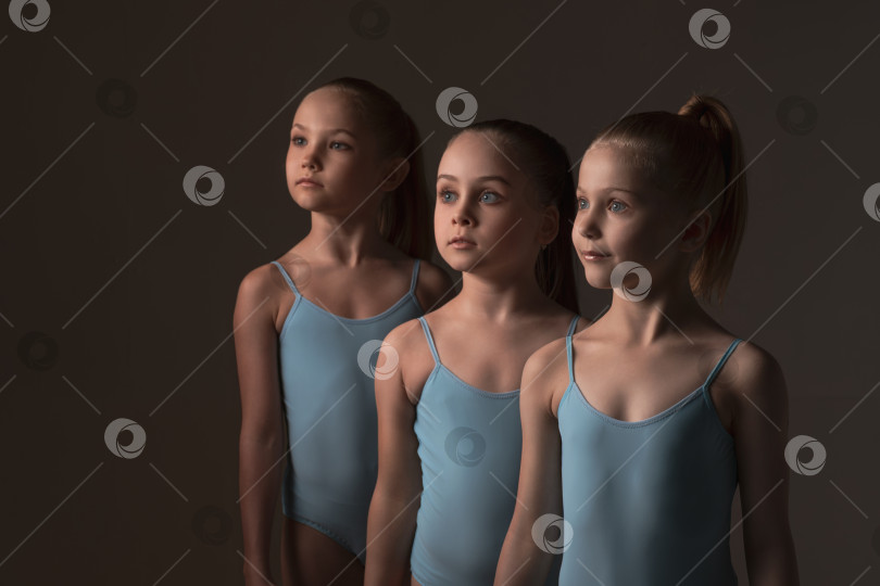 Скачать Три девочки в купальниках фотосток Ozero