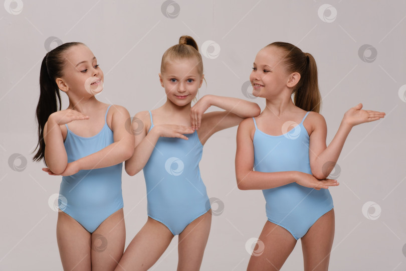 Скачать Три девочки в купальниках фотосток Ozero