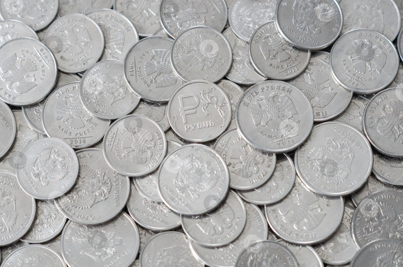 Скачать Монета со знаком цифрового рубля в центре российских светлых монет, лежащих орлом вверх фотосток Ozero