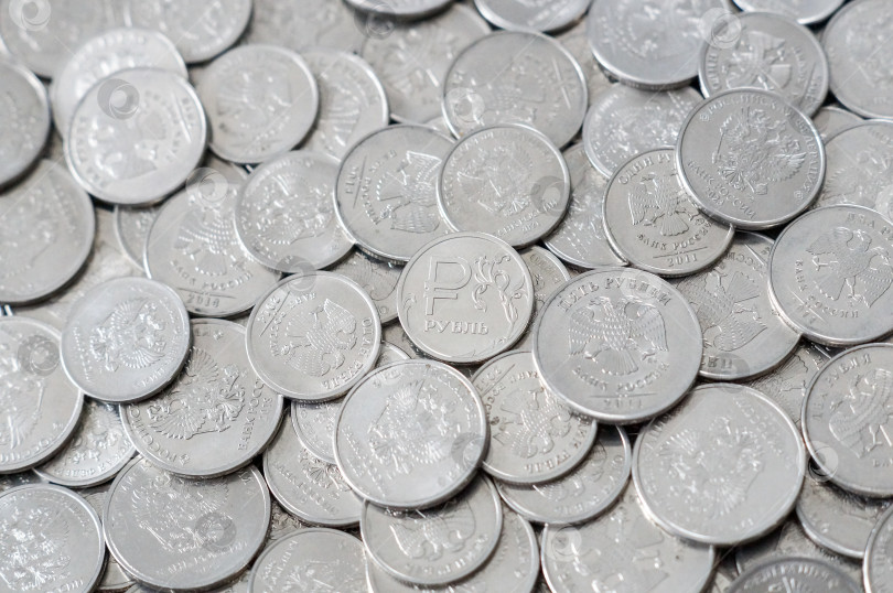 Скачать Цифровой рубль в центре российских светлых монет, лежащих орлом вверх фотосток Ozero