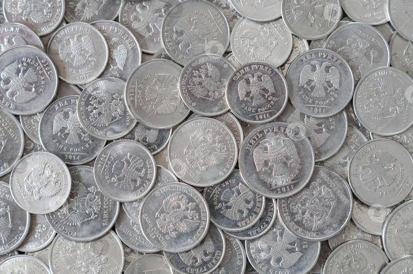 Скачать Фон из российских светлых монет разных годов и номинала, лежащих орлом вверх фотосток Ozero