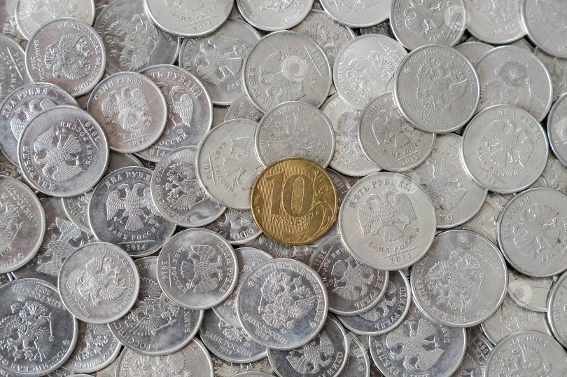 Скачать Золотистая монета десять рублей в центре светлых монет разных годов и номинала фотосток Ozero