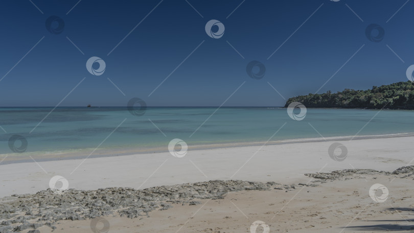 Скачать Прекрасный пляж на тропическом острове, безлюдный. фотосток Ozero