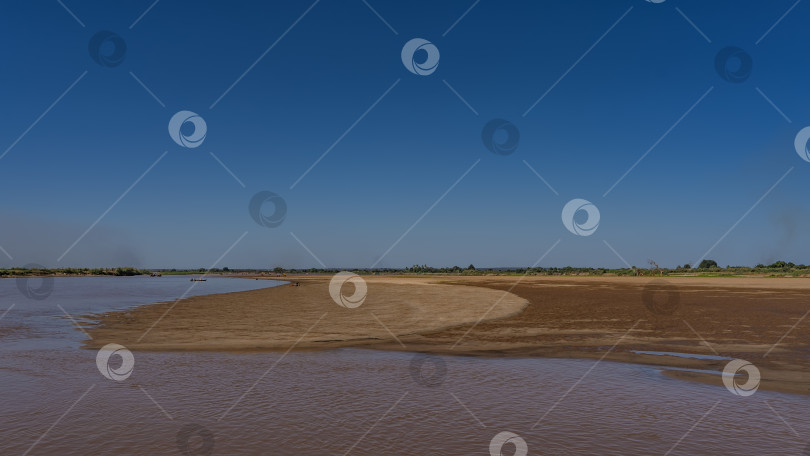 Скачать Экзотическая африканская река. Красно-коричневая вода, песчаный берег. фотосток Ozero