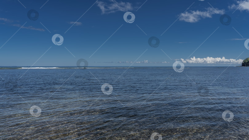 Скачать Прекрасный спокойный морской пейзаж. Рябь на поверхности голубого океана. фотосток Ozero