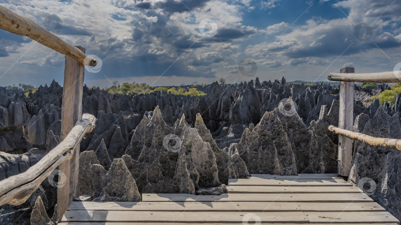Скачать Смотровая площадка на скалах Мадагаскара. фотосток Ozero