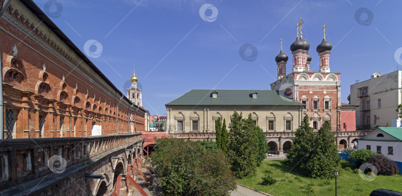 Скачать Церковь и старинные покои в православном монастыре. Москва. фотосток Ozero