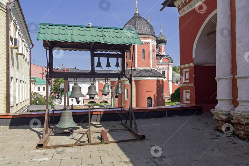 Скачать Небольшая колокольня в православном монастыре в Москве. фотосток Ozero