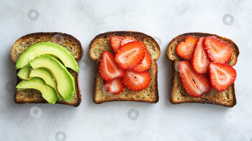 Скачать Полезный тост с авокадо и клубникой на цельнозерновом хлебе на светлой основе фотосток Ozero