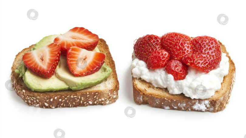 Скачать Вкусный тост с авокадо и клубникой, поданный на цельнозерновом хлебе, станет полезным вариантом для завтрака фотосток Ozero