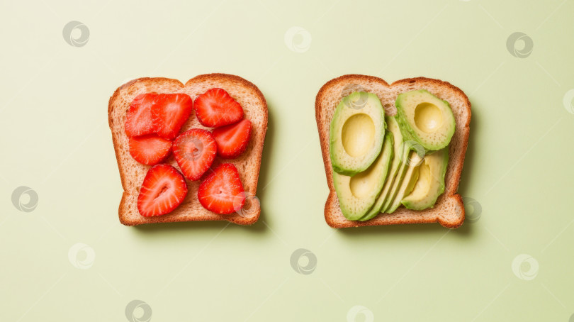 Скачать Свежеприготовленный тост на завтрак с клубникой и авокадо на светло-зеленом фоне фотосток Ozero