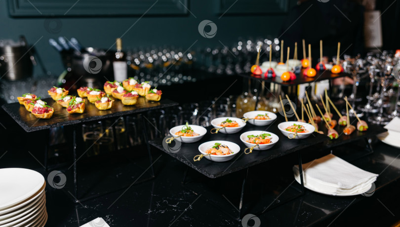 Скачать Элегантный изысканный фуршет с закусками.  фотосток Ozero