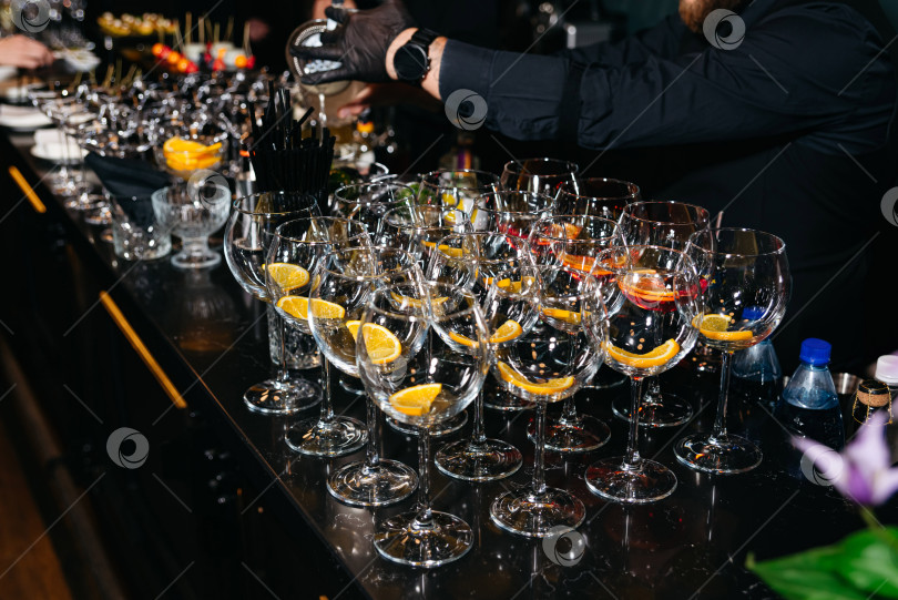 Скачать Бармен готовит коктейли в event-баре.  фотосток Ozero
