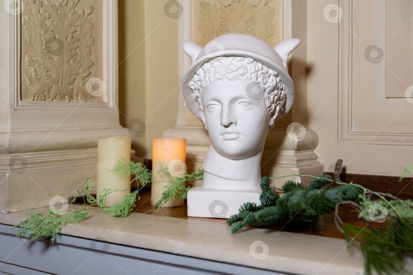 Скачать Классическая голова статуи с праздничным декором. фотосток Ozero