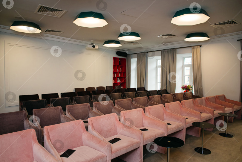 Скачать Современный зал для семинаров с бархатными стульями. фотосток Ozero