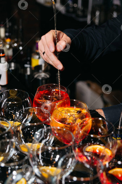 Скачать Бармен готовит коктейли Aperol spritz на мероприятии.  фотосток Ozero