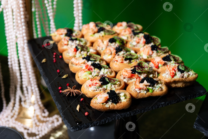 Скачать Изысканные канапе из морепродуктов с икорной начинкой.  фотосток Ozero