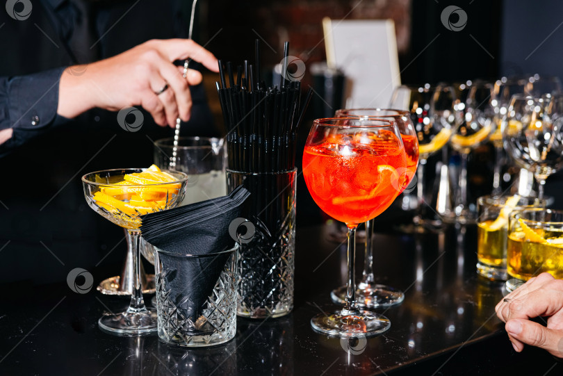 Скачать Бармен готовит коктейли в event-баре station.  фотосток Ozero