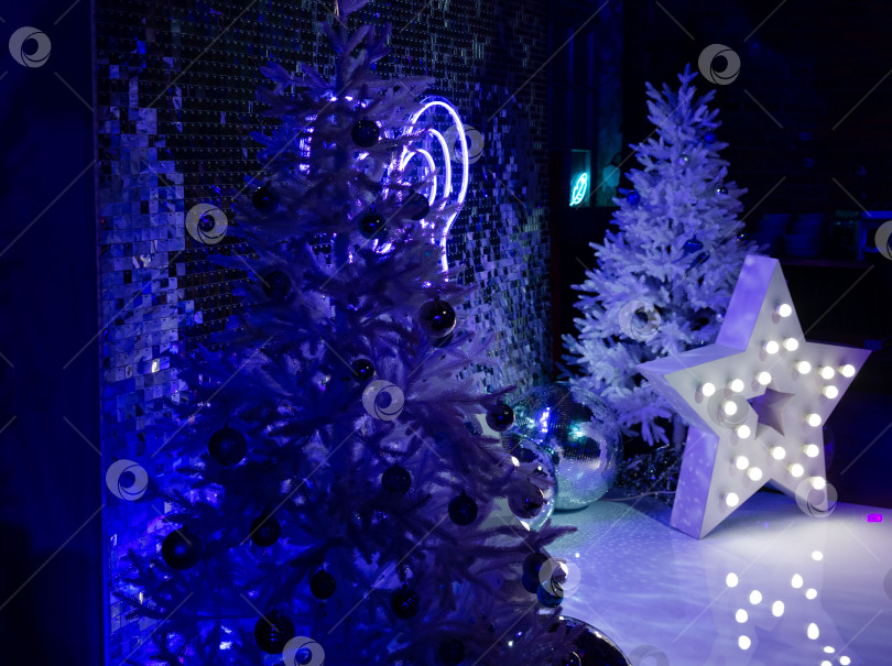 Скачать Белые рождественские елки с неоново-голубыми огнями. фотосток Ozero
