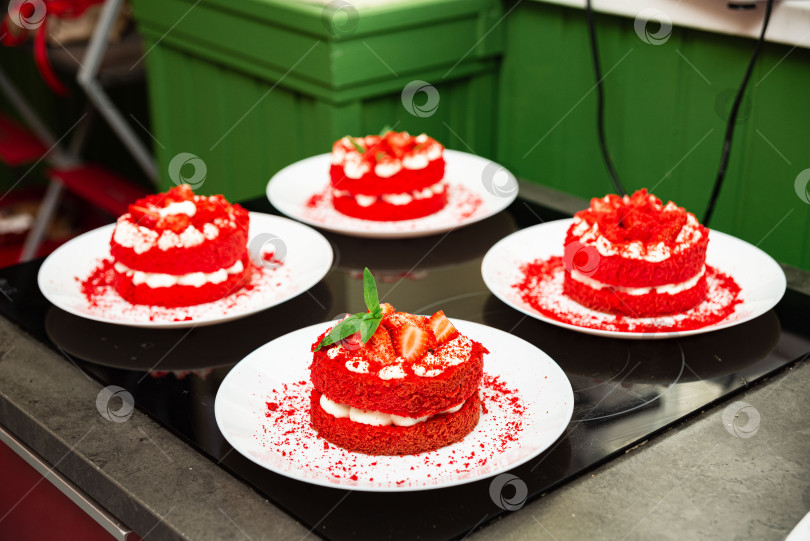 Скачать Мини-пирожные "Красный бархат" с кремом и клубникой.  фотосток Ozero