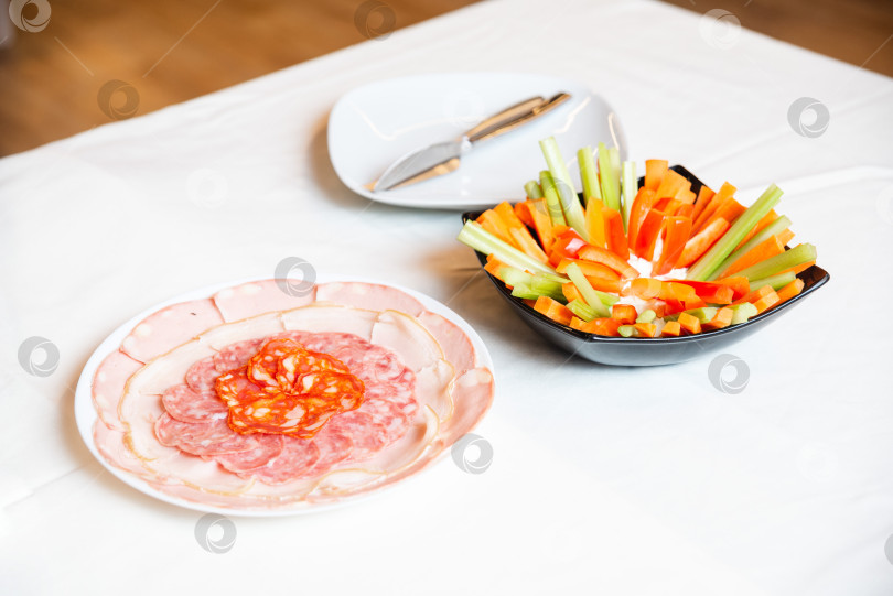 Скачать Овощные палочки с соусом и ассорти из вяленого мяса.  фотосток Ozero
