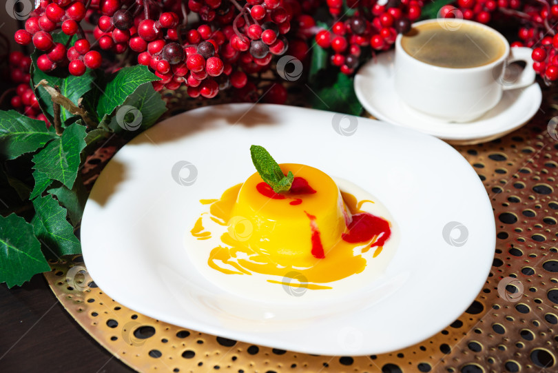 Скачать Десерт из манговой панна-котты с малиновым соусом.  фотосток Ozero