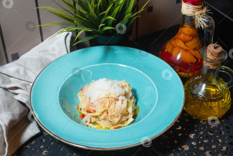 Скачать Паста тальятелле с пармезаном и овощами.  фотосток Ozero
