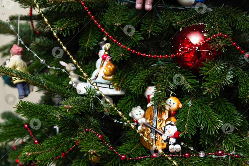 Скачать Украсили Рождественскую елку праздничными украшениями. фотосток Ozero