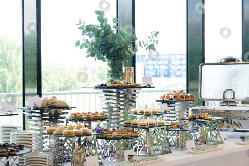 Скачать Элегантный фуршетный стол с разнообразными закусками. фотосток Ozero