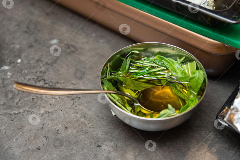 Скачать Оливковое масло, настоянное на травах, с розмарином и шалфеем.  фотосток Ozero
