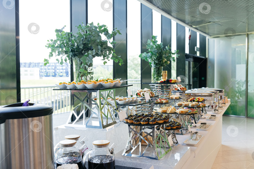 Скачать Элегантный фуршетный стол с разнообразными закусками. фотосток Ozero