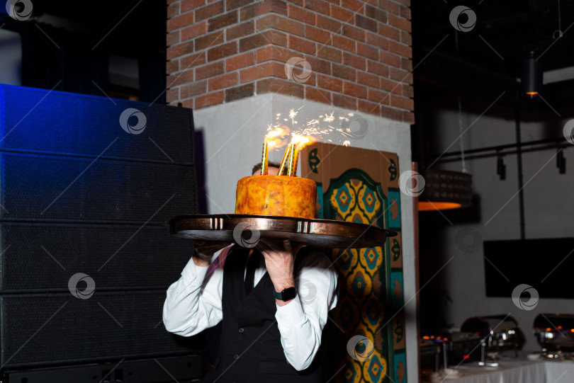 Скачать Праздничный торт с бенгальскими огнями на вечеринке. фотосток Ozero