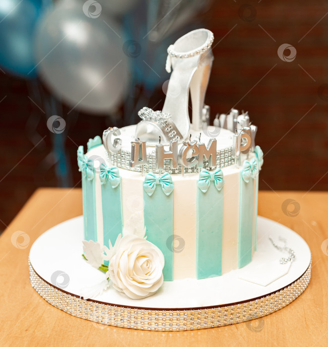 Скачать Элегантный праздничный торт на высоком каблуке. фотосток Ozero