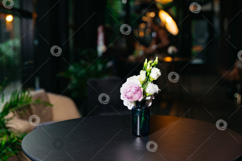Скачать Небольшая цветочная композиция на столике в кафе.  фотосток Ozero