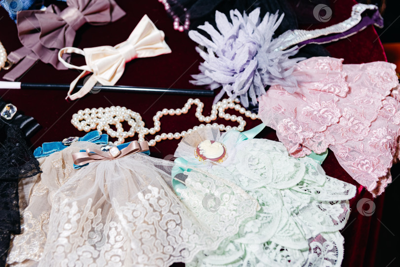 Скачать Элегантные винтажные аксессуары для костюмов и кружевная ткань. фотосток Ozero