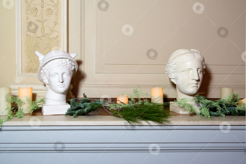 Скачать Классические бюсты со свечами и праздничной зеленью. фотосток Ozero