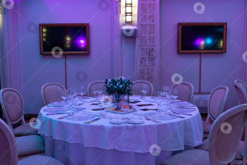 Скачать Элегантный обеденный стол с праздничным декором. фотосток Ozero