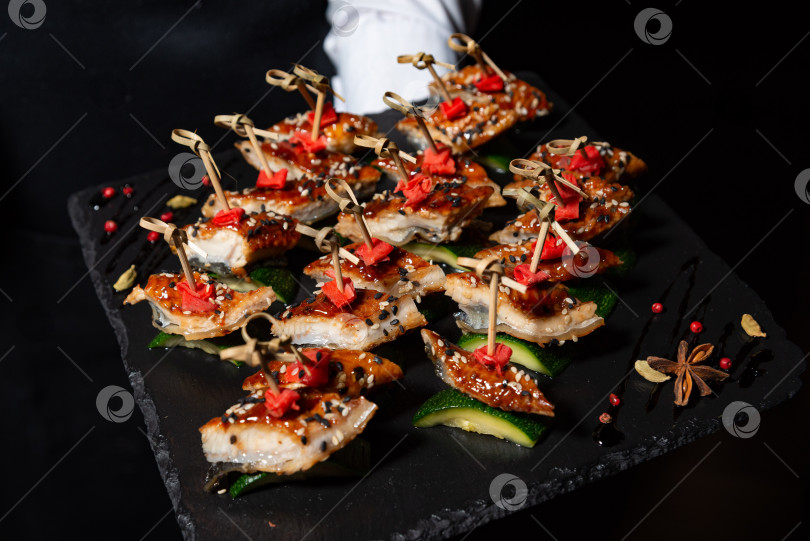 Скачать Канапе из угря Терияки с цуккини и кунжутом.  фотосток Ozero