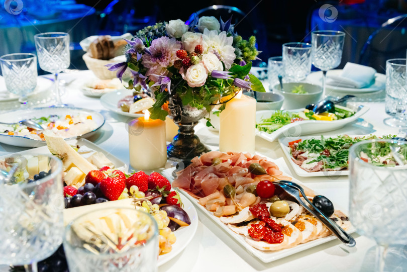 Скачать Элегантный стол с изысканными закусками и цветами.  фотосток Ozero