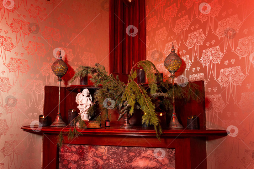 Скачать Элегантный камин, украшенный зеленью и статуей. фотосток Ozero