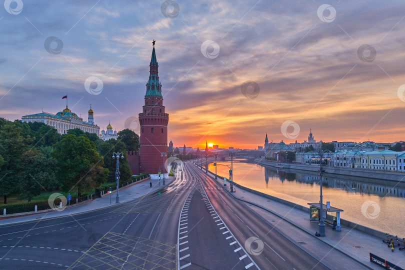Скачать Москва. Рассвет около Кремля. фотосток Ozero