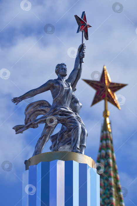 Скачать Москва. Статуэтка "Рабочий и колхозница" и звезда на Спасской башне Кремля на иммерсивной музейной выставке на Красной площади. фотосток Ozero