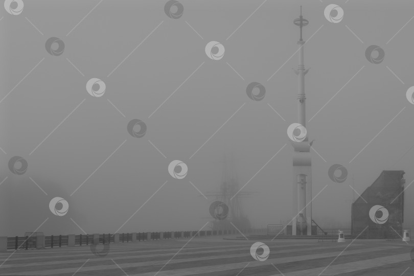 Скачать Туманное утро, силуэт парусника у пристани. Воронеж Март 2025 фотосток Ozero
