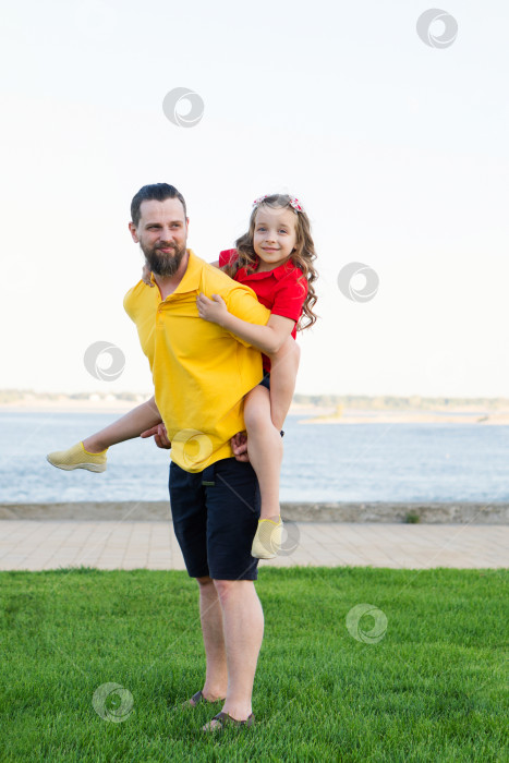 Скачать Счастливая семья на прогулке фотосток Ozero