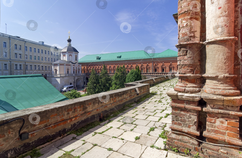Скачать Церковь и древние покои в православном монастыре. Москва. фотосток Ozero